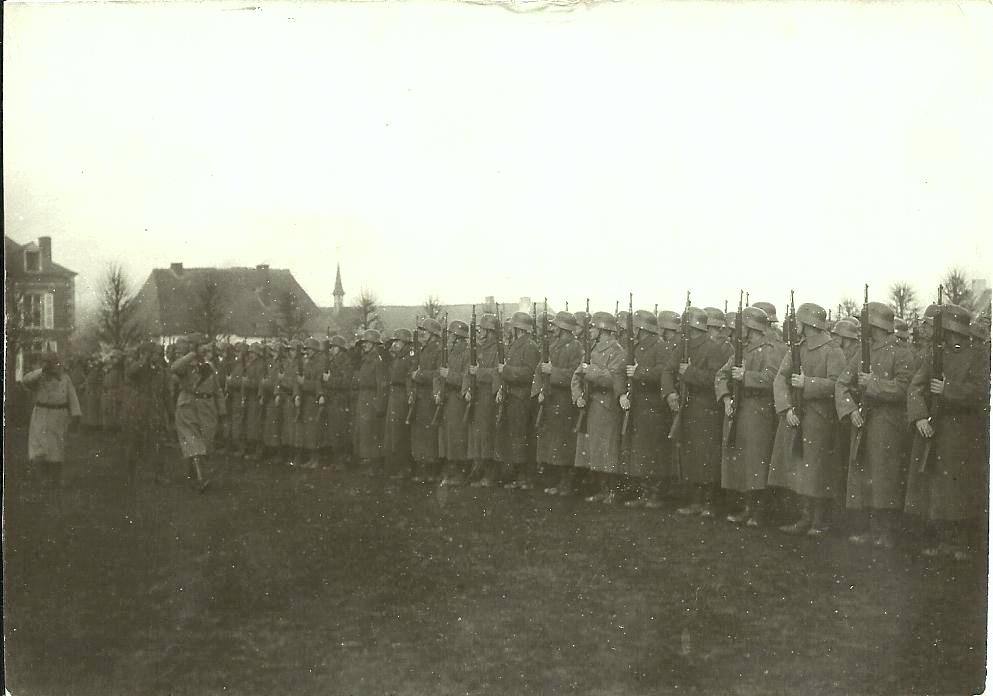 WWI - Place du Vicher - Militaires - Parade - Photo 27011918 09-02-12 14-05-03.jpg