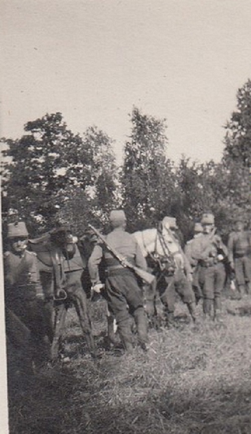 Chasseurs d'afrique dans les bpois de chatillons sur marne.jpg