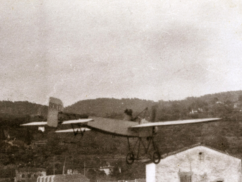 Draguignan, terrain militaire de Chabran, 1er survol d'un avion PB1.jpg