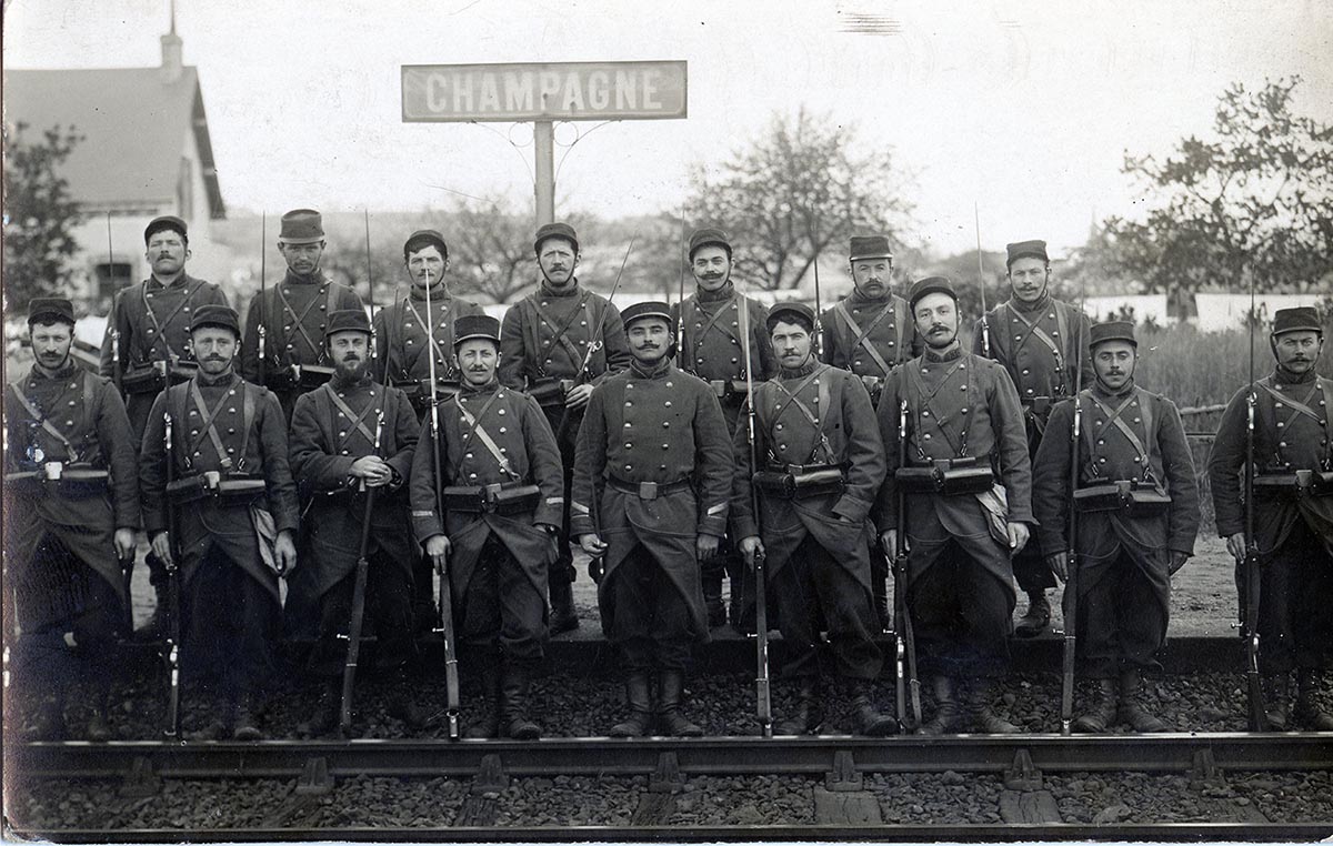 light - en gare de Champagne [1er rang, quatrieme a droite].jpg