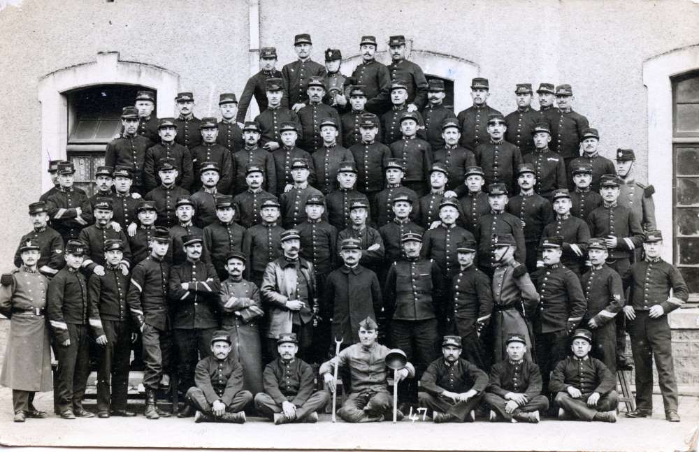 1906c - Malingue Gaston (1er rang debout, 2eme a gauche - Caporal).jpg