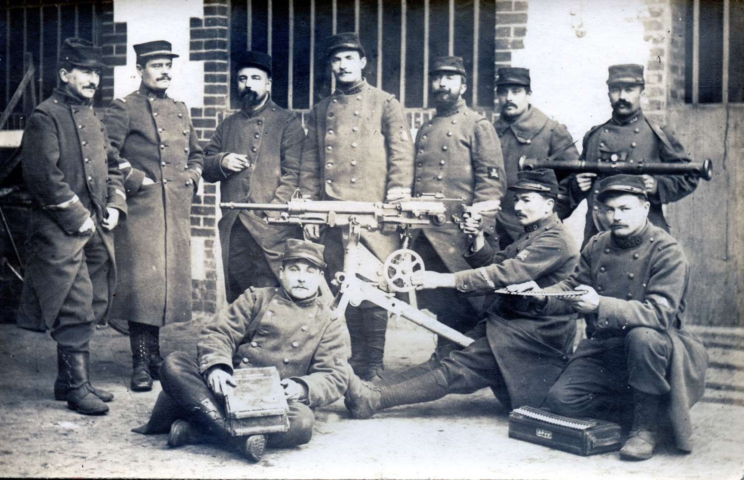 1915c - Malingue Gaston (1er a gauche) et sa section de mitrailleuses.jpg