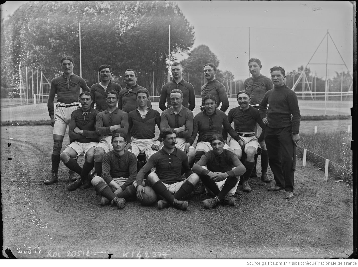 12-5-12_Colombes_rugby_équipe_du_[...]Agence_Rol_btv1b53114385v-min.jpeg