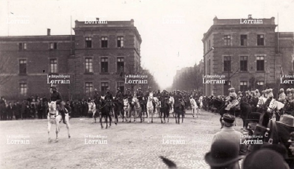 a-partir-du-17-novembre-1918-les-troupes-francaises-entrent-dans-les-territoires-recouvres-suscitant-partout-la-meme-liesse-patr.jpg