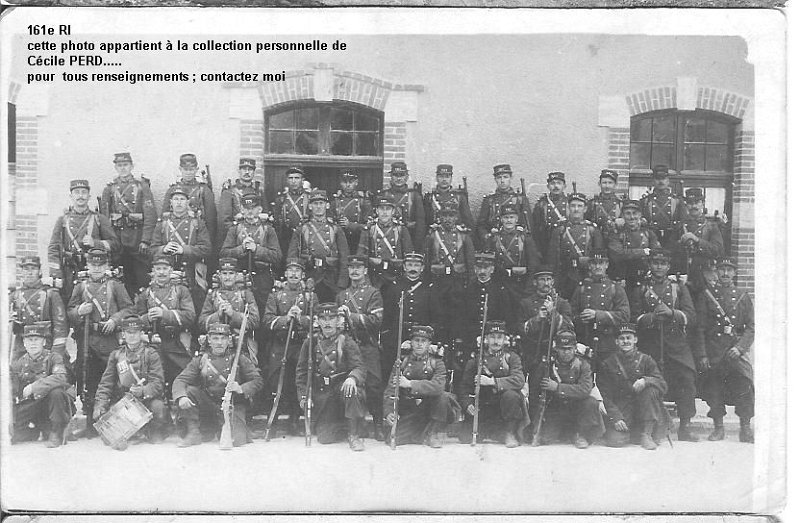 Le soldat qui semble être mon aïeul est à genoux au premier rang, le 4e en partant de la droite
