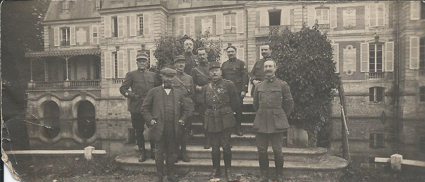 l'état major sur le perron du château