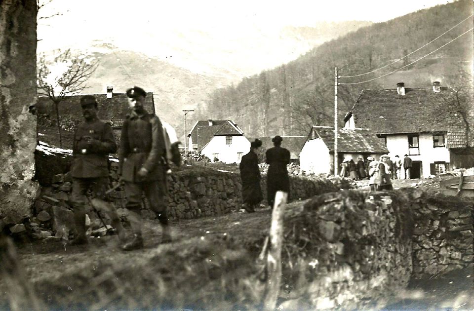 rue du Hilsenfirst Der Platz aujourdhui rue du Tilleul, derrière le poteau électrique le Wach-Hisla(poste de garde) démoli en 19..jpg