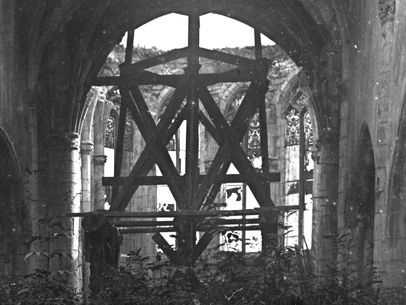 3 Eglise, intérieur en ruines.jpg