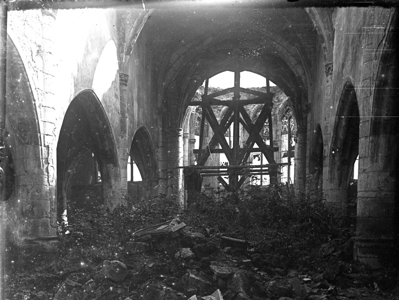 3a Eglise, intérieur en ruines.jpg