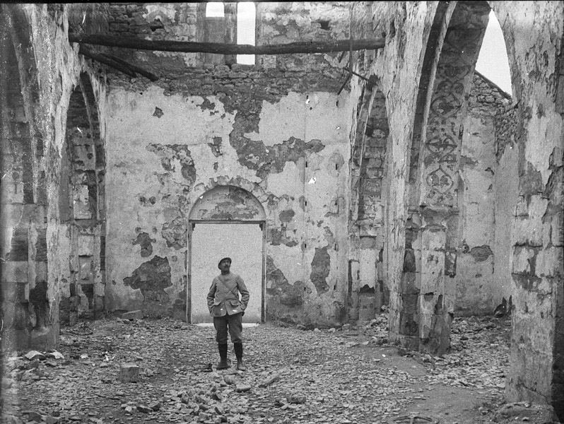 5a Eglise style roman avec fresque en ruines après 1915.jpg