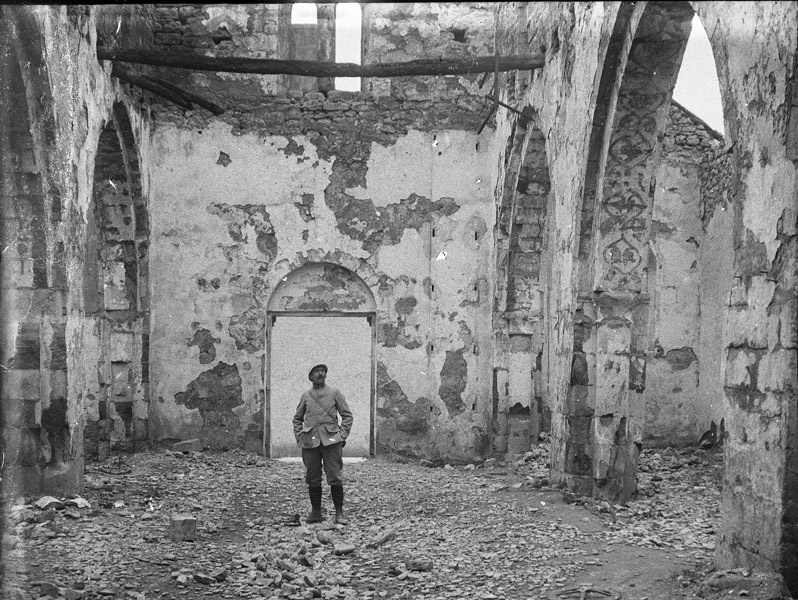 5a Eglise style roman avec fresque en ruines après 1915.jpg