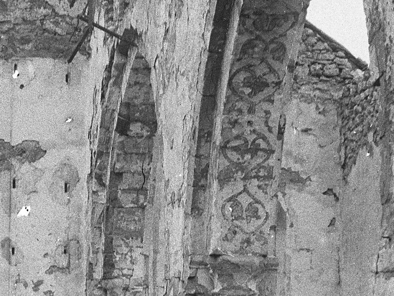 5b Eglise style roman avec fresque en ruines après 1915.jpg