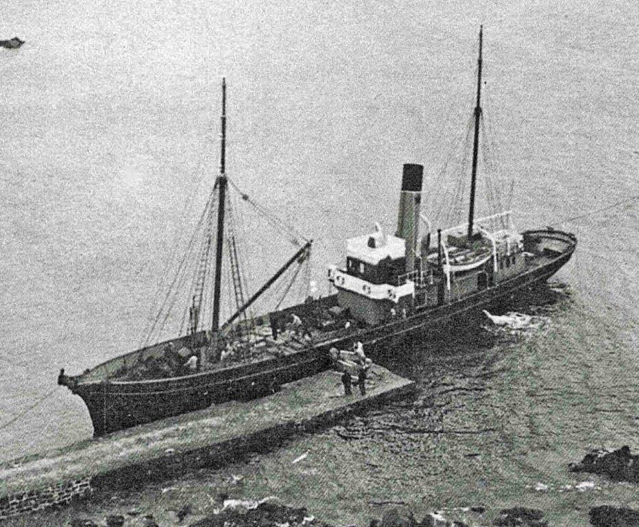 Ravitaillement du phare de l'île aux Moines aux Sept Iles, avant juin 1930, à une date indéterminée.