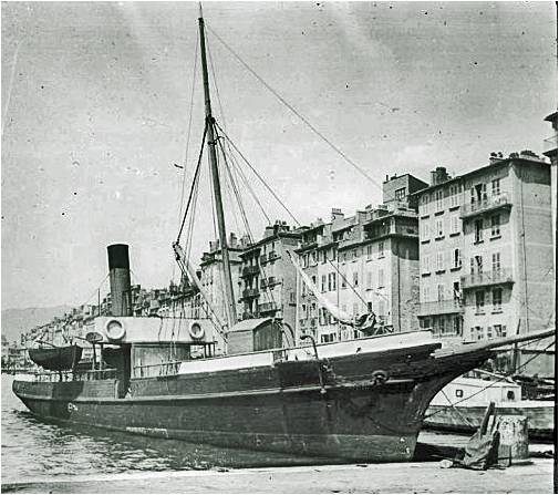 Amarré dans la vielle darse du port de Toulon.