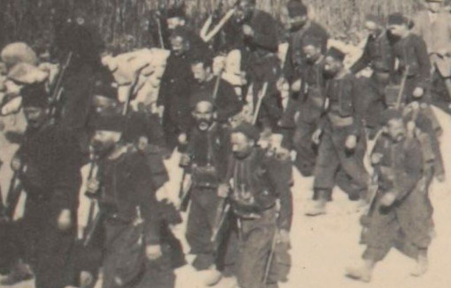 Zouaves_devant_les_volontaires_Grecs.JPG