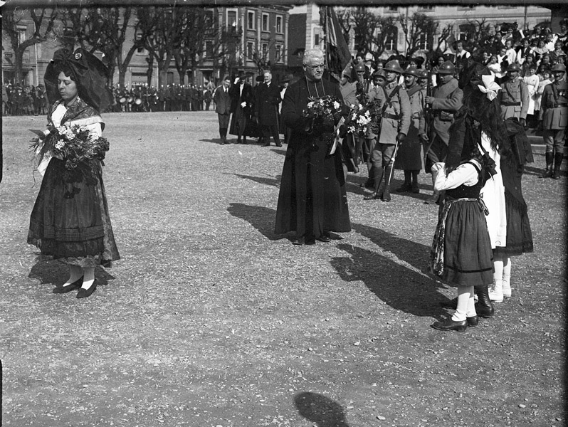 03 Alsace, Décoration prêtre1 vers Mulhouse 1919.jpg