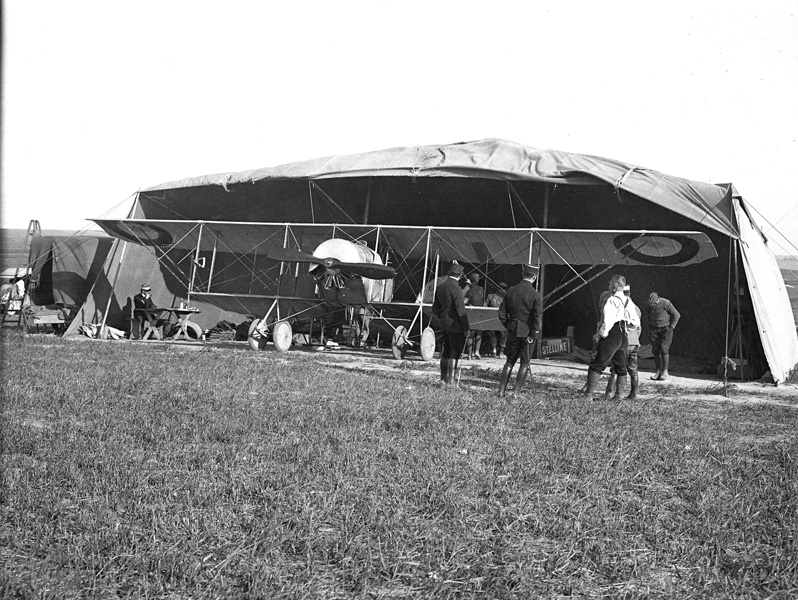 Aérodrome, avion sous tente.jpg