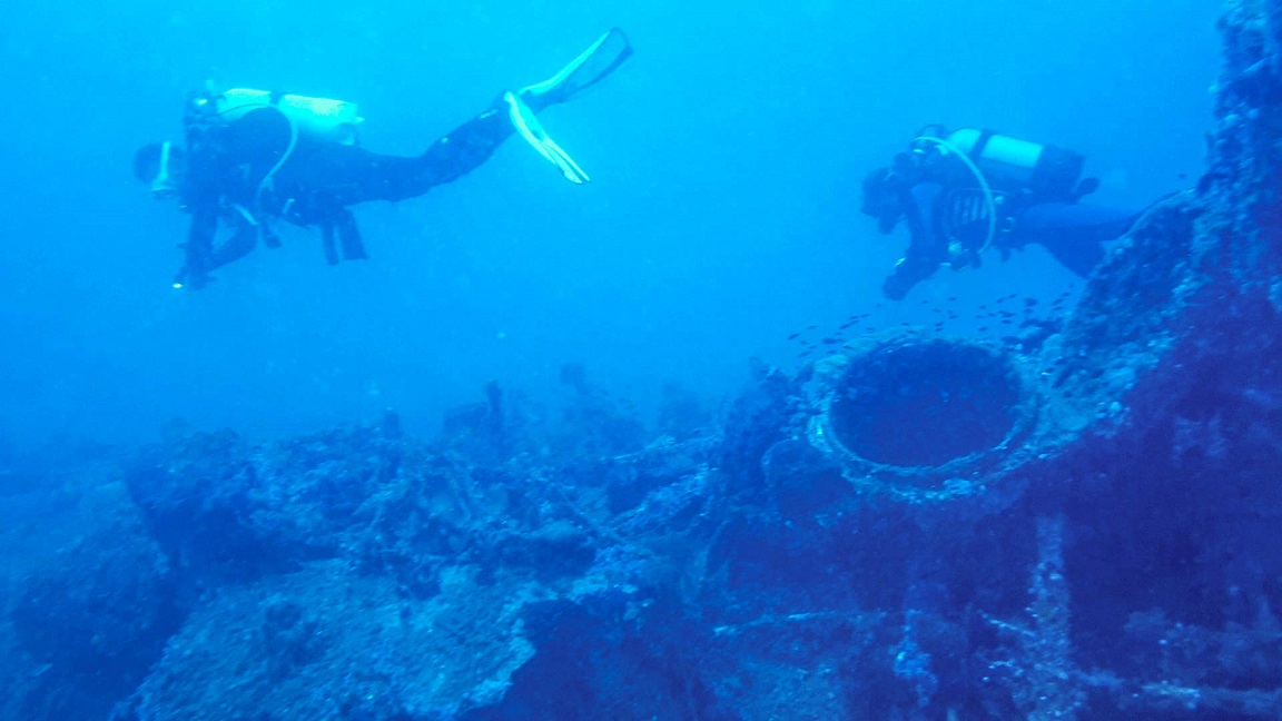 Plongeurs sur l'épave du sous-marin l'Ariane par 50 m de fond