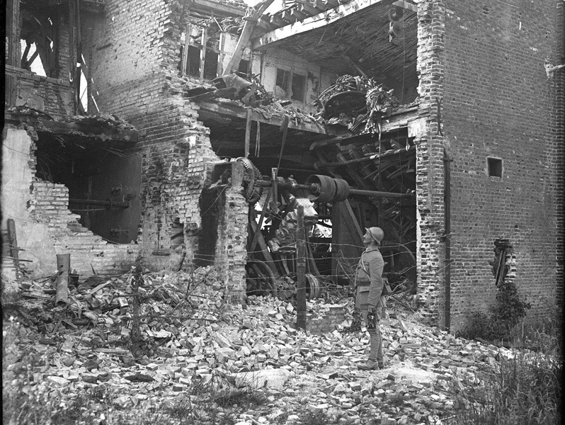 14a Bâtiment-usine en ruines avec soldat cycliste au col ap photo stéréo fin 1917 peut-être.jpg