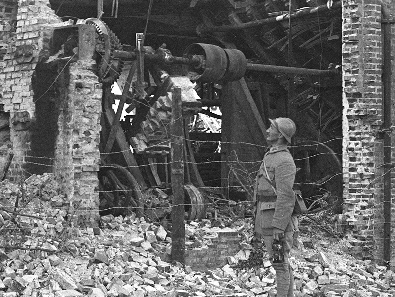 14b Bâtiment-usine en ruines avec soldat cycliste au col ap photo stéréo fin 1917 peut-être.jpg