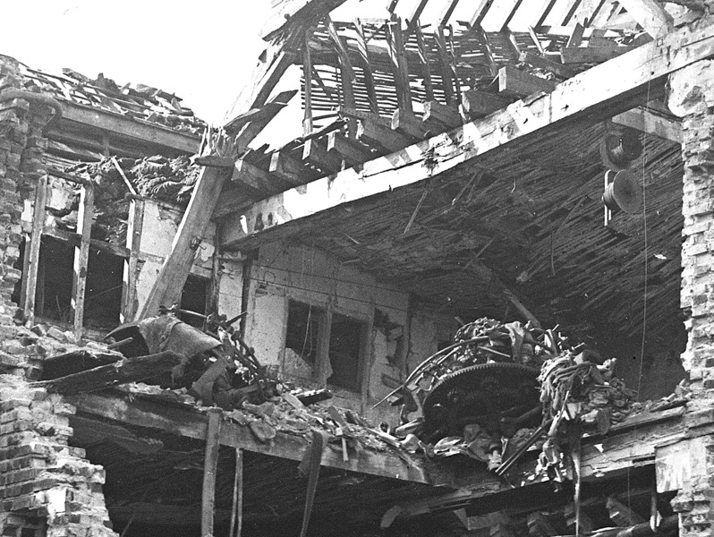 14d Bâtiment-usine en ruines avec soldat cycliste au col ap photo stéréo fin 1917 peut-être.jpg