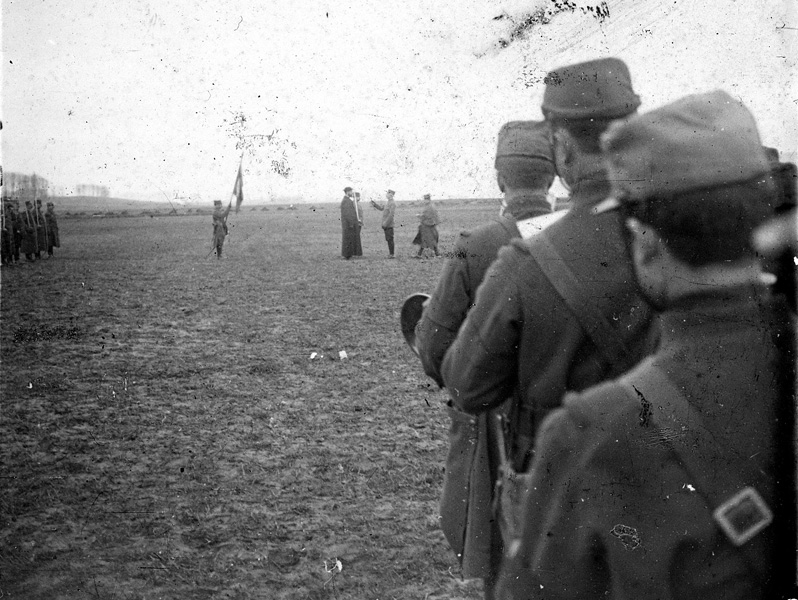 10a Décoration aumonier pendant prise d'armes.jpg