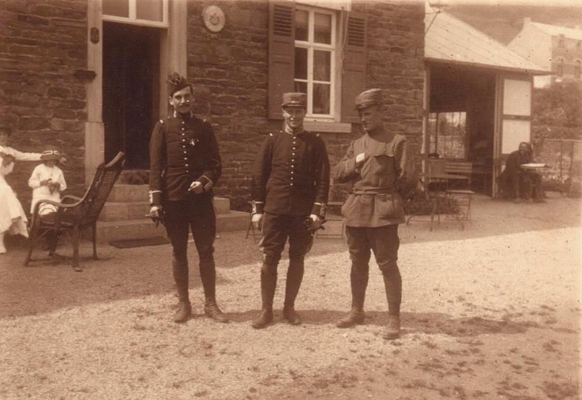 des officiers français à Bioul août 14.jpg