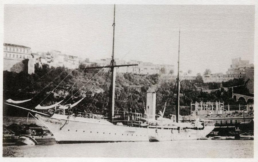 1914  HIRONDELLE II I-ancre-dans-le-Port-de-monaco-pendant-la-guerre-1914-18-.jpg