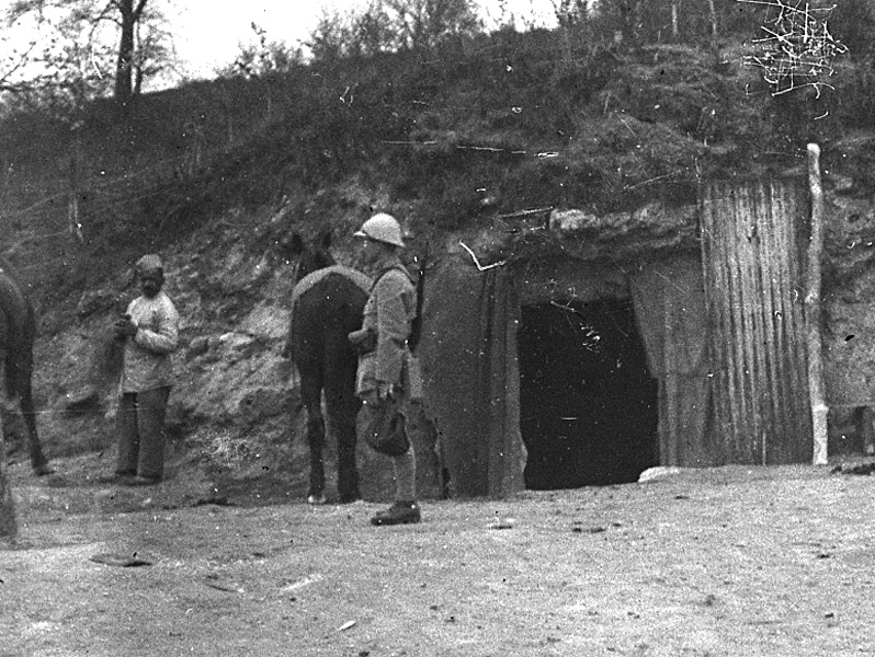 Entrée abris dans carrière avec chevaux fin 1915a.jpg