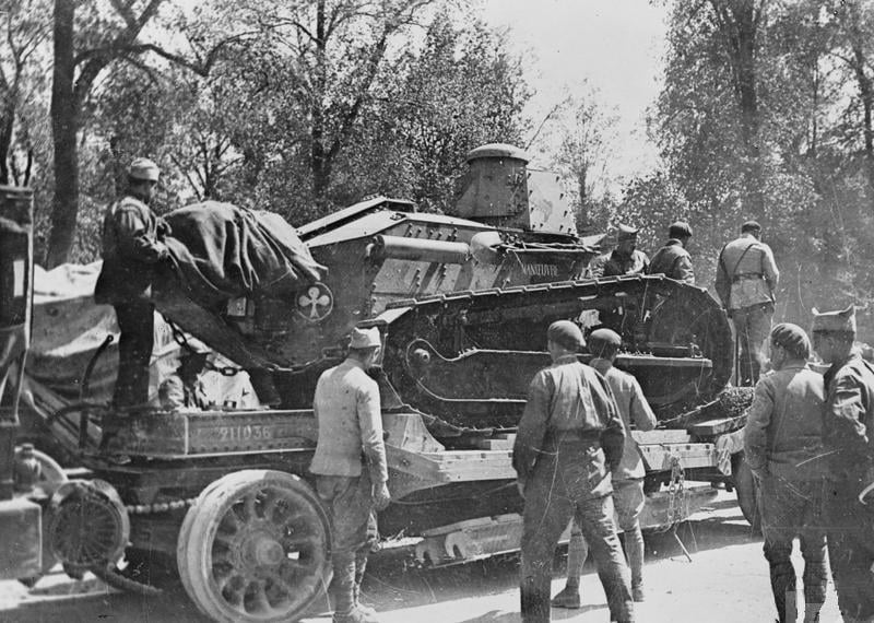 Un char Français Renault FT, nommé Manoeuvre, chargé sur un camion à Epernay, le 18 juin 1918..jpg