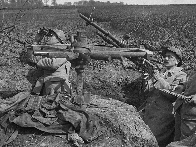 24b Mitrailleuse Hotchkiss anti-aérienne fin 1916 ou plus.jpg
