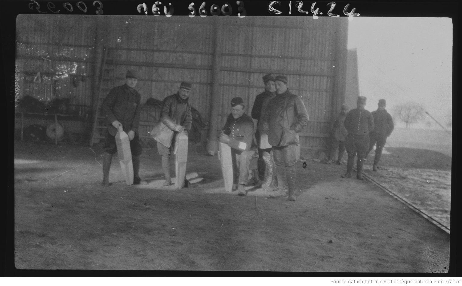 En Argonne  dans les hangars on prépare les bombes , avant le départ des avions  Agence Meurisse 1915.JPEG