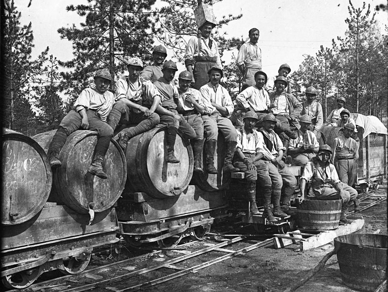 31a Wagons du génie avec tonneaux et soldats fin 1915 ou plus.jpg