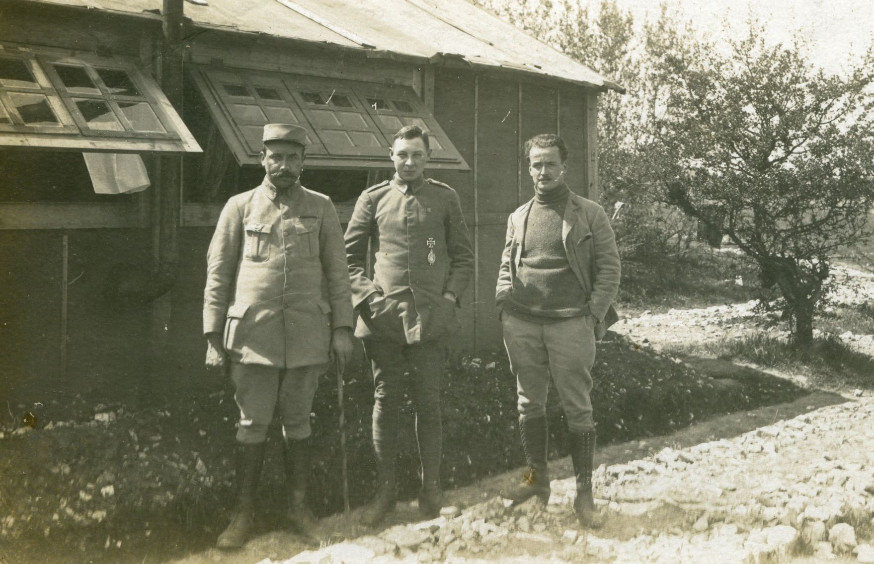 pilote allemand entre deux personnes que l'on retrouve à droite près de l'empennage du Nieuport