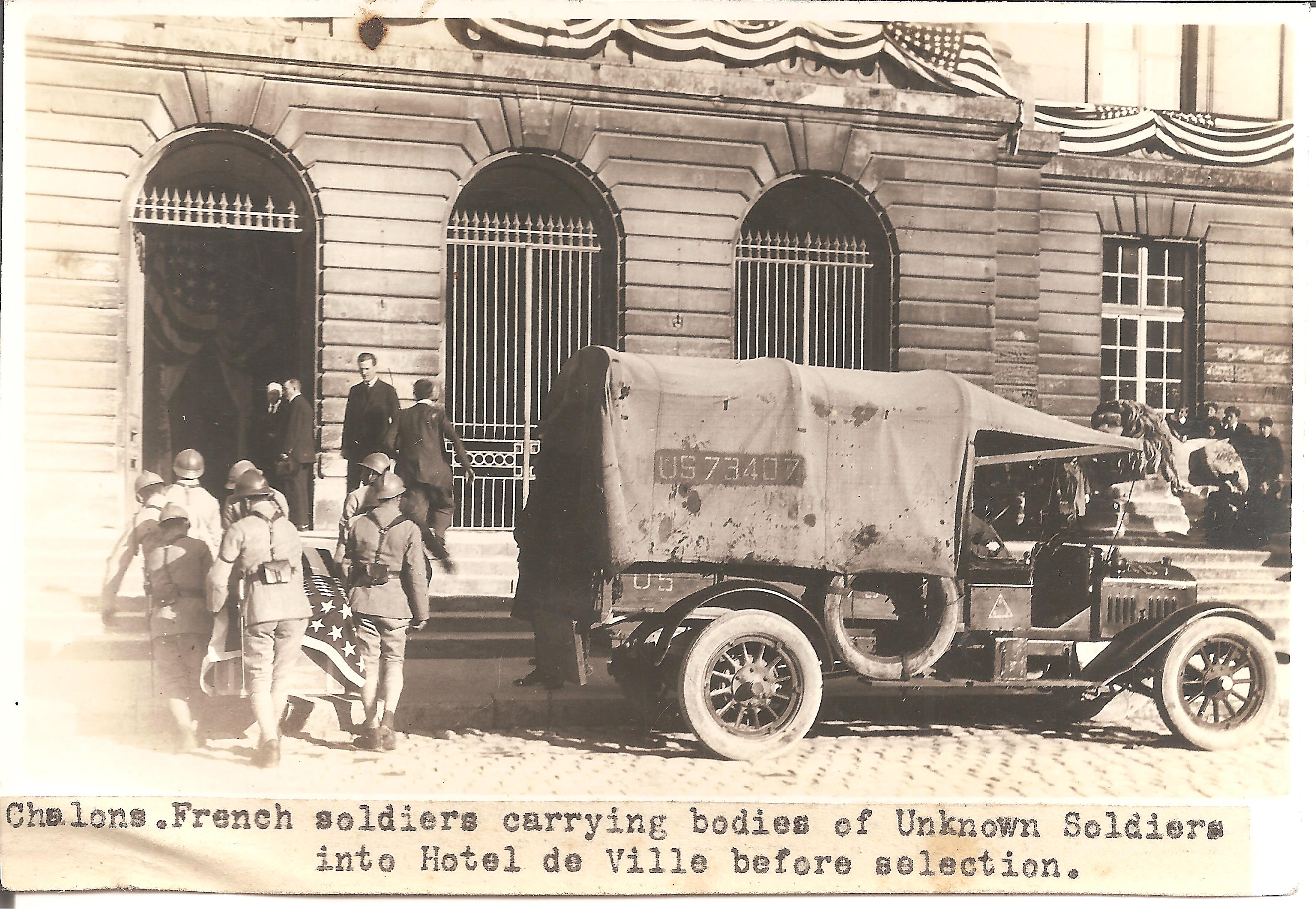 SOLDATS FRANCAIS ENTRANT DANS L'HÔTEL DE VILLE AVEC LES CORPS DE SOLDATS INCONNUS.jpg