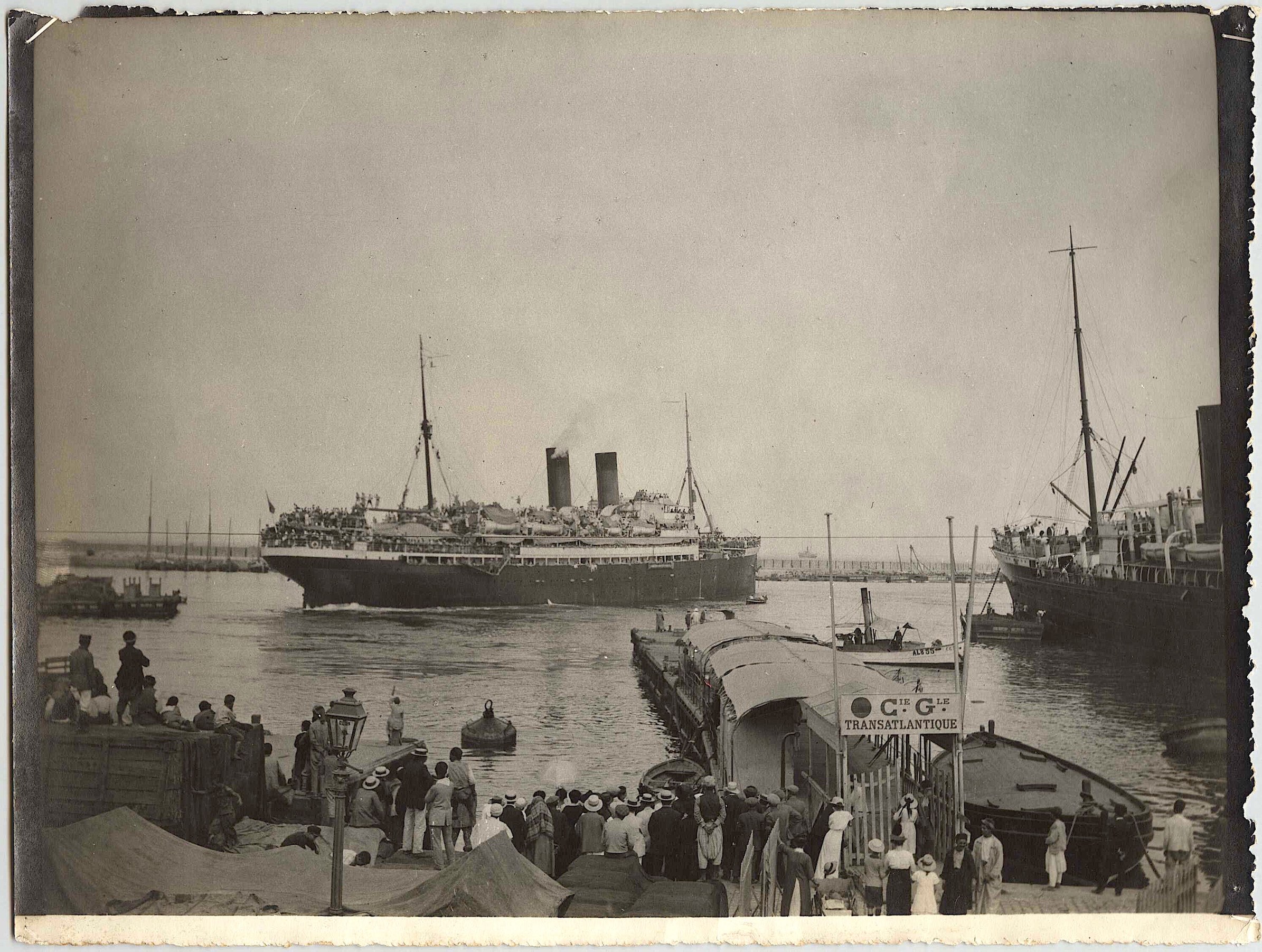 Départ du Timgad au transport de troupes vu du ponton Transat d'Alger entre 1914 et fin 1916.jpg