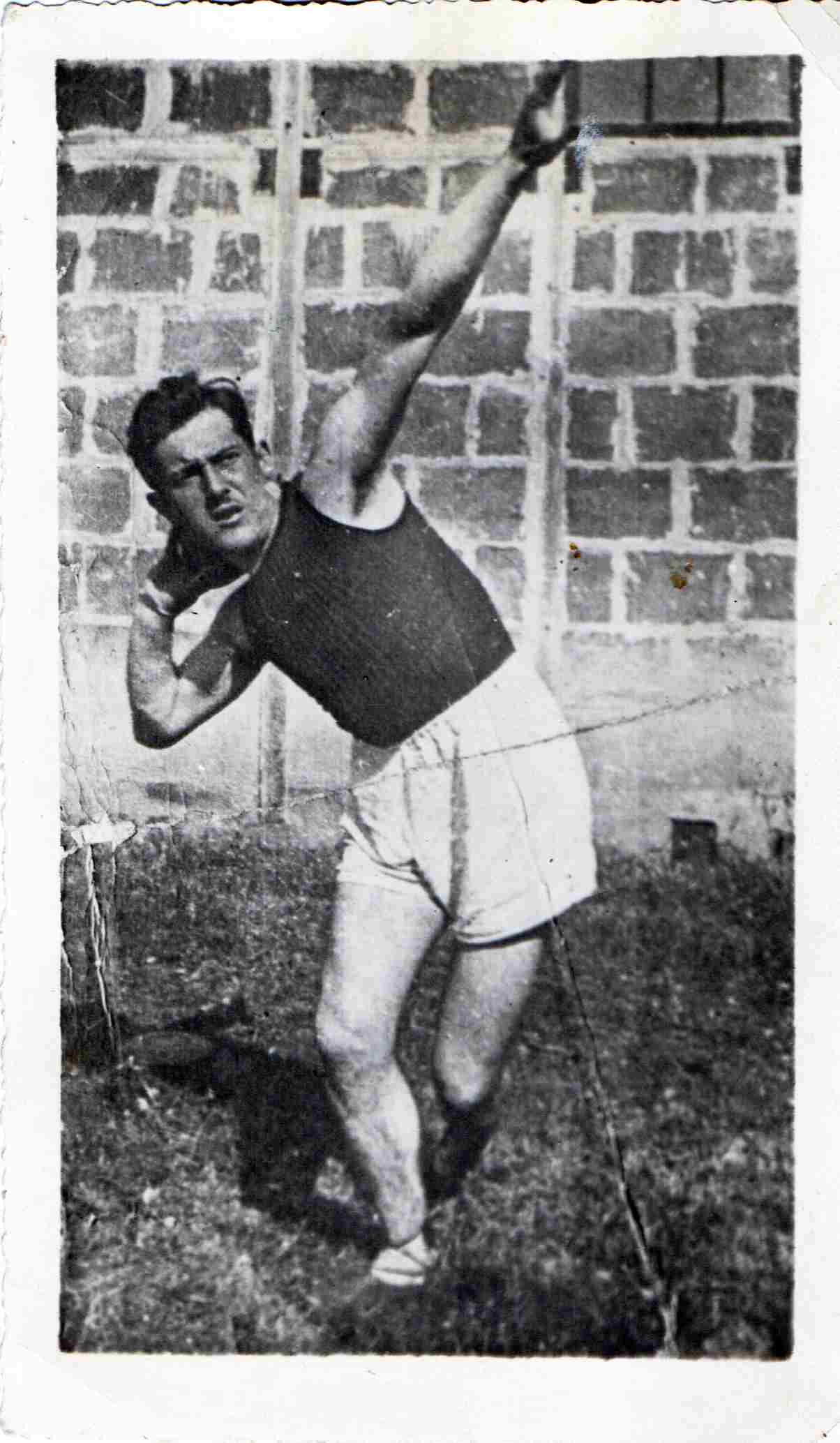 Andre Maury lancer du poids 1917.jpg