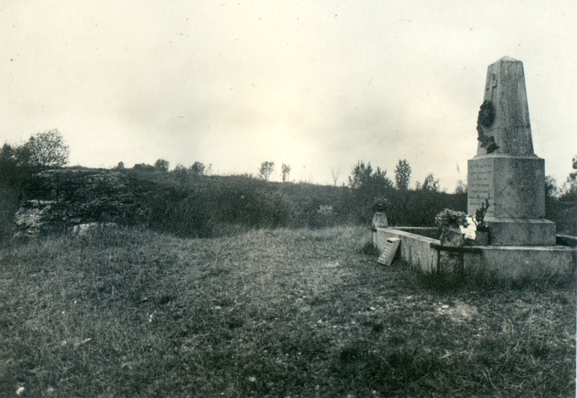 Monument 74e droite.jpg