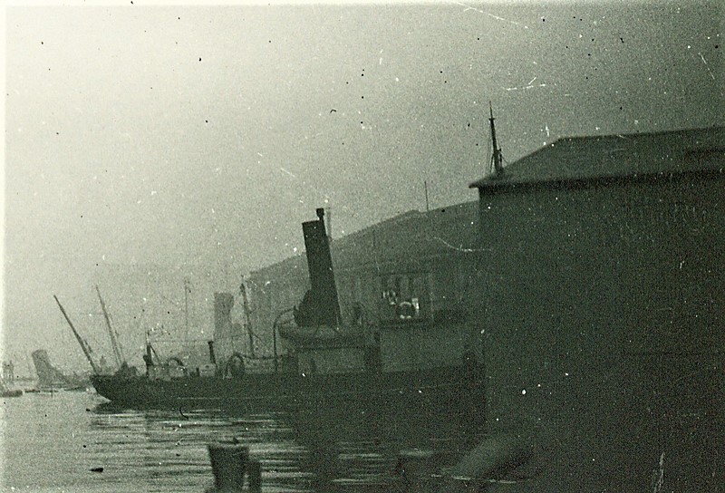 1942 11 27 THESEE toulon3remorqueursaussc.jpg