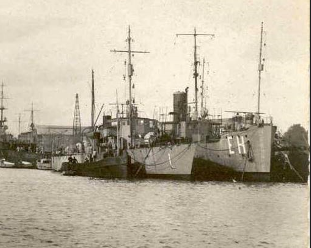 ENSEGNE HENRY; luronne et AUDACIEUSE 1938 à Lorient Capture.PNG