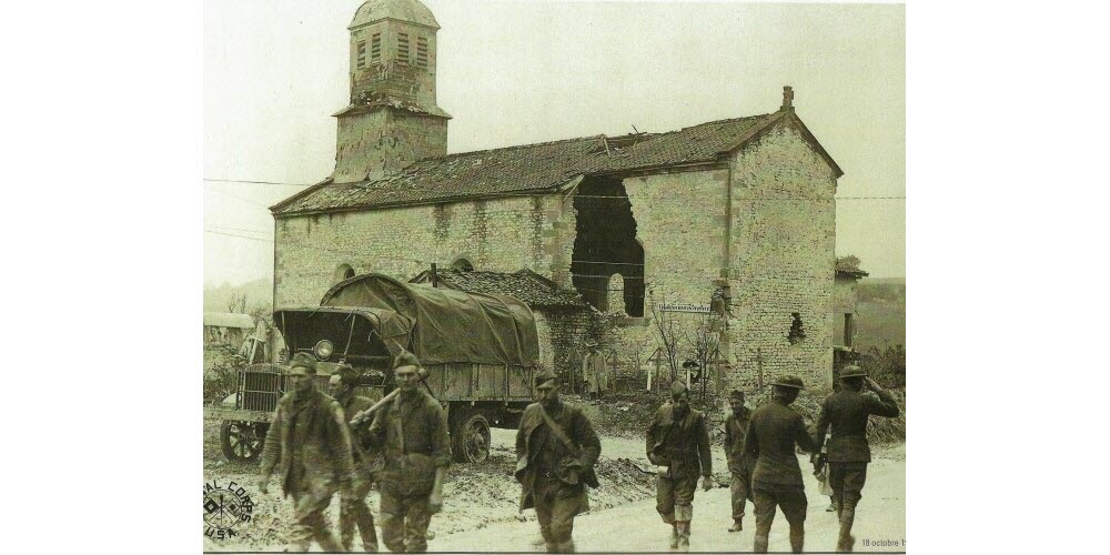 les-soldats-americains-du-colonel-gabbaith-devant-l-eglise-saint-nicolas-partiellement-detruite-(archives-fabien-clesse)-1540132171.jpg