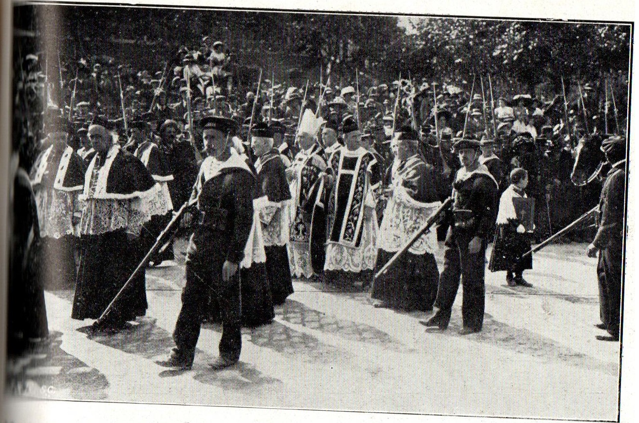 Obsèques nationales 3/5 : Eveque de Fréjus
