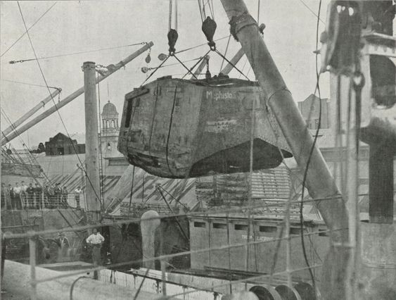 14 juin 1919 SS Armagh décharge le réservoir Mephisto #A7V à Brisbane..jpg