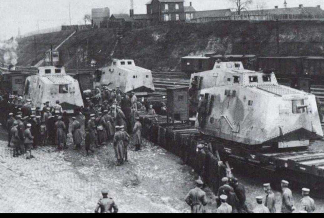 Citernes A7V dans une gare - seulement 20 ont été produites    Identifié comme étant des véhicules frais d'usine en cours de détraction à Monceau-sur-Sambre en Belgique en mars 1918  .jpg