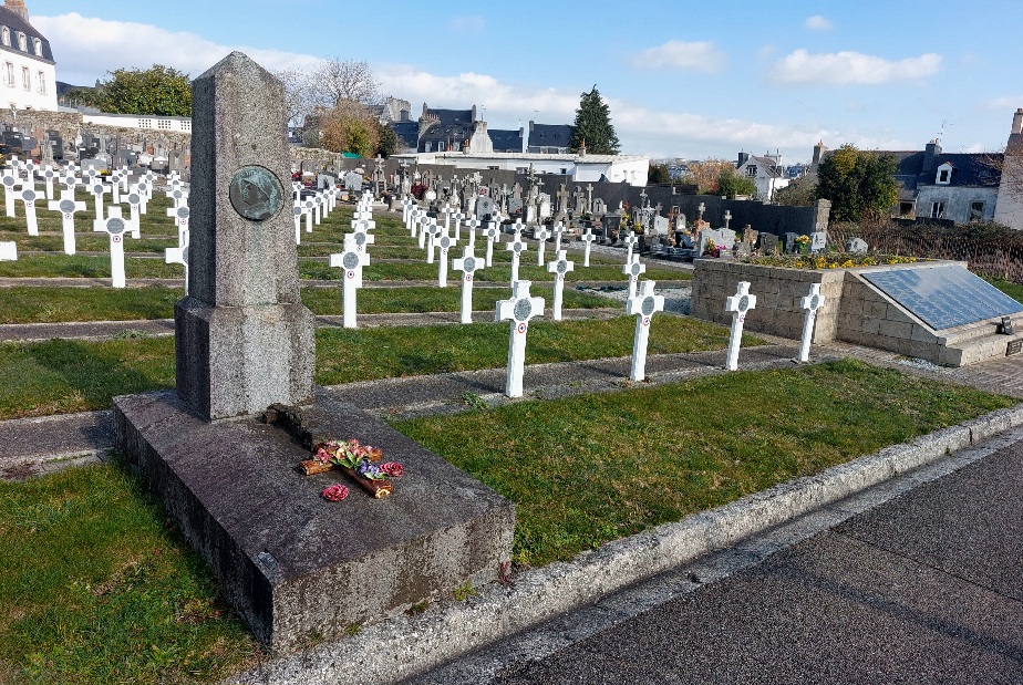 Carré militaire, cimetière Saint-Marc, Quimper, Finistère.