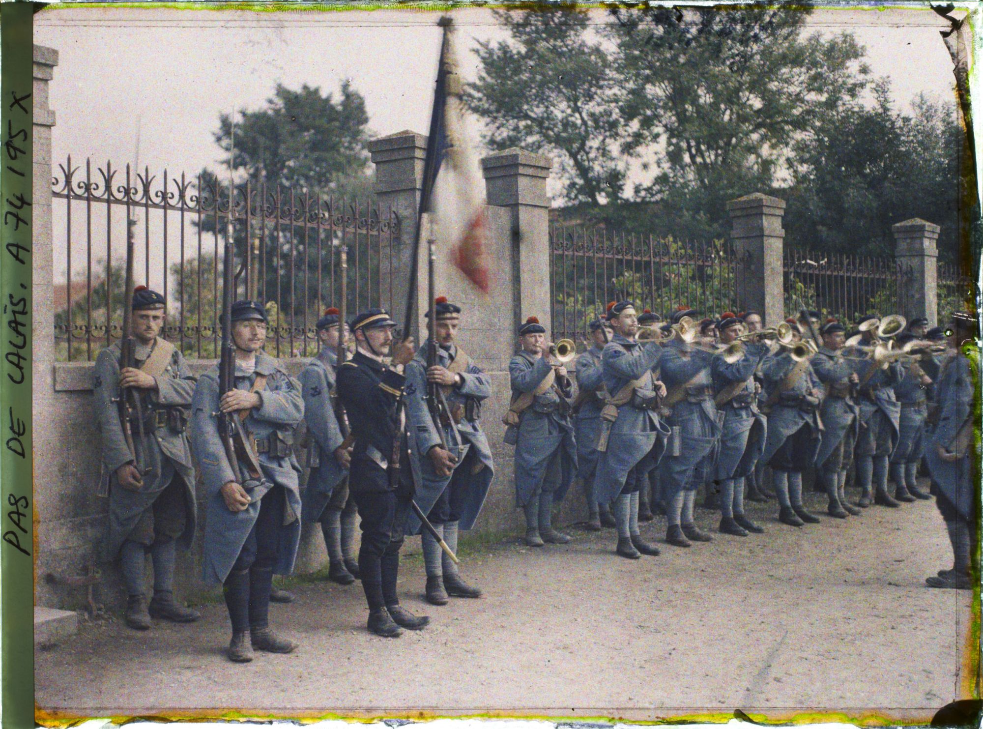 Saint-Folquin, Pas-de-Calais, France, présentation du drapeau des fusiliers marins. 08/09/1917.