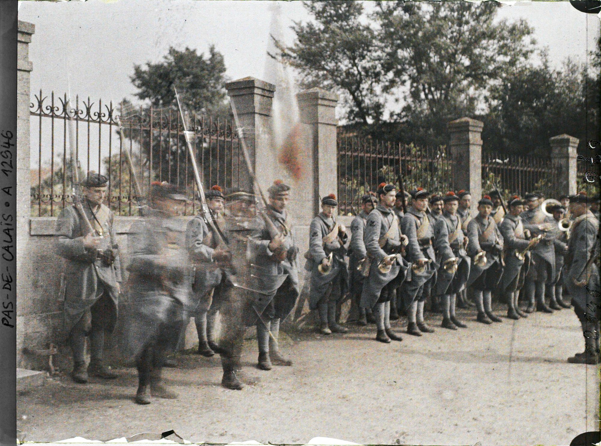 Saint-Folquin, Pas-de-Calais, France, présentation du drapeau des fusiliers marins. 08/09/1917.