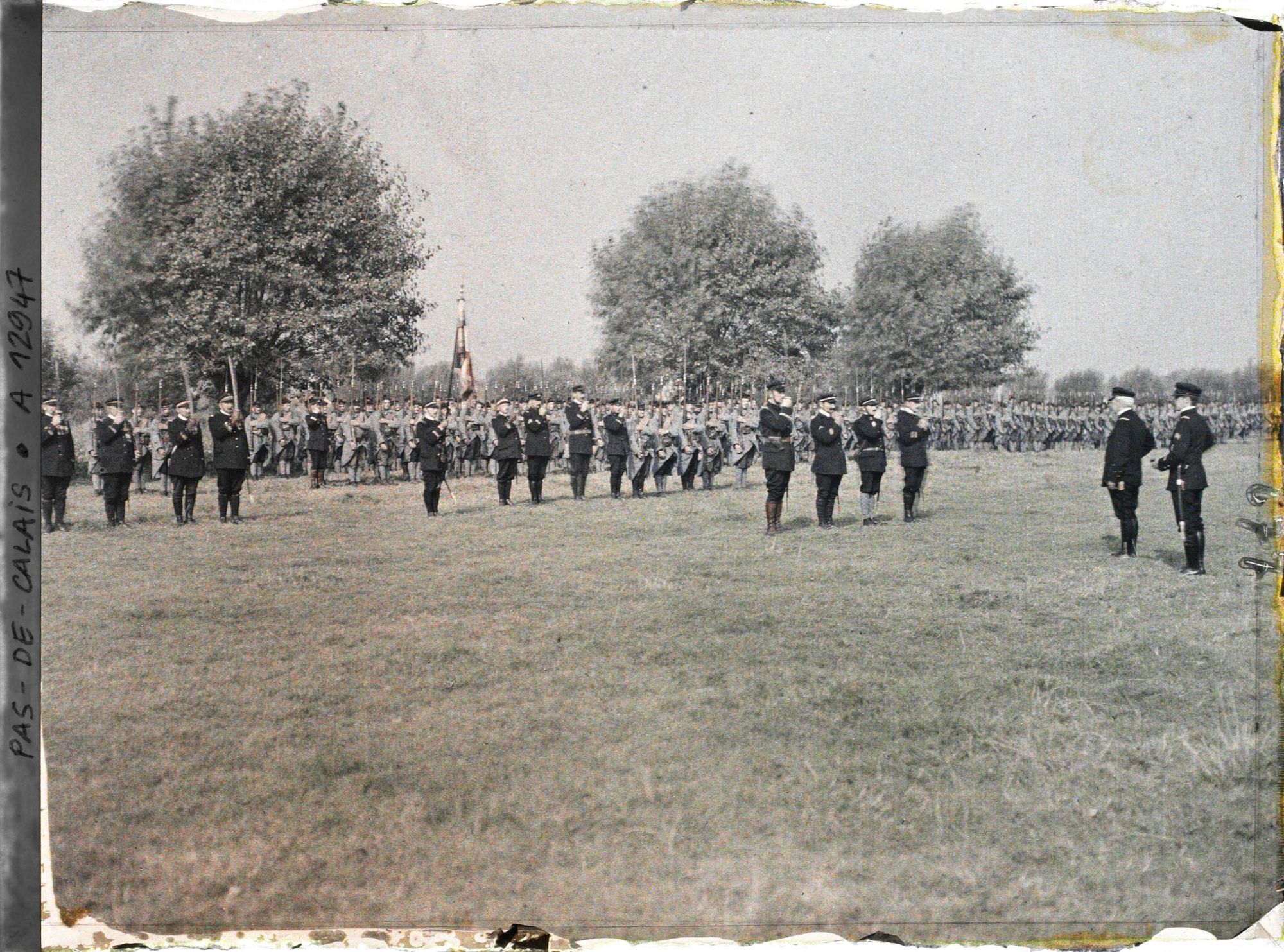 Saint-Folquin, Pas-de-Calais, France. Revue des fusiliers marins par l'amiral Ronarc'h. 08/09/1917.