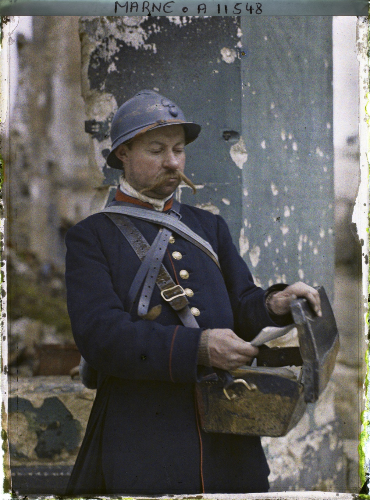 Le même homme, avec un casque, sans sa canne, photo de Paul Castelnau, France, 05/04/1917.