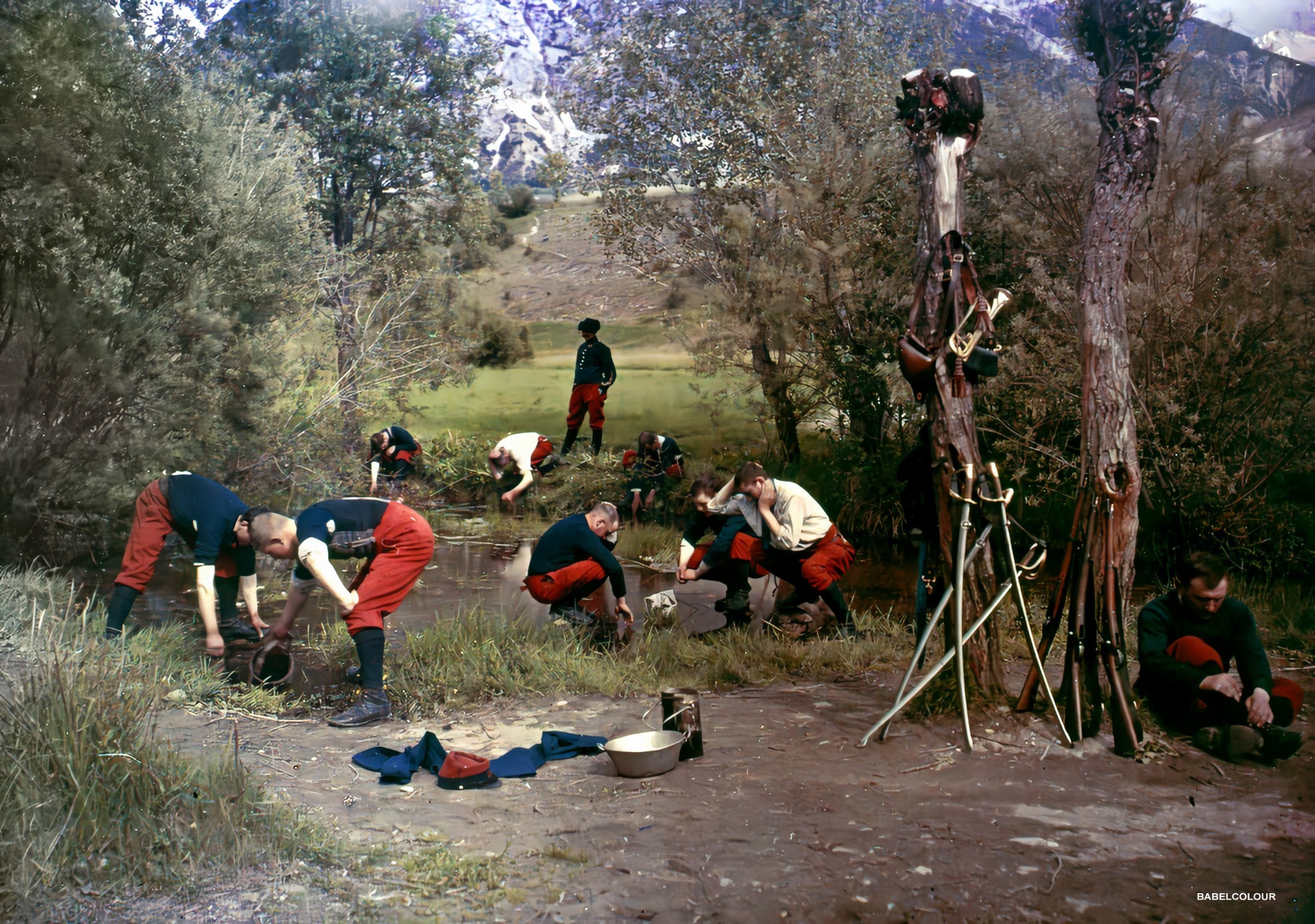 Toilette de fantassins de l'infanterie alpine. Restauration par BabelColour, à partir d'une photo originale française de Jean-Baptiste Tournassoud.